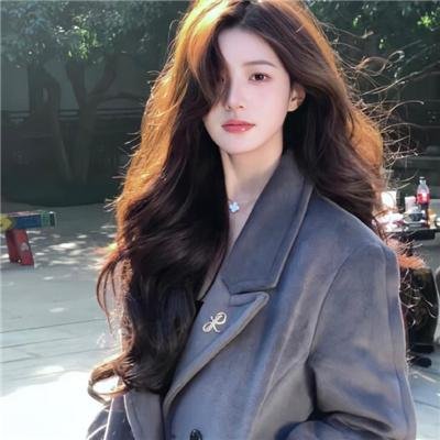 端盘子的姑娘
